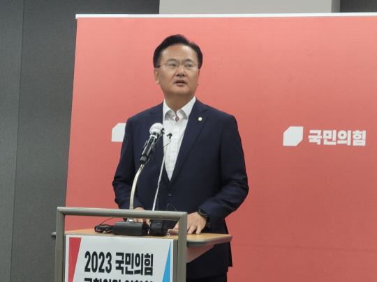 유상범 국민의힘 수석대변인이 28일 인천국제공항공사 인재개발원에서 논평을 하고 있다. 안소현 기자